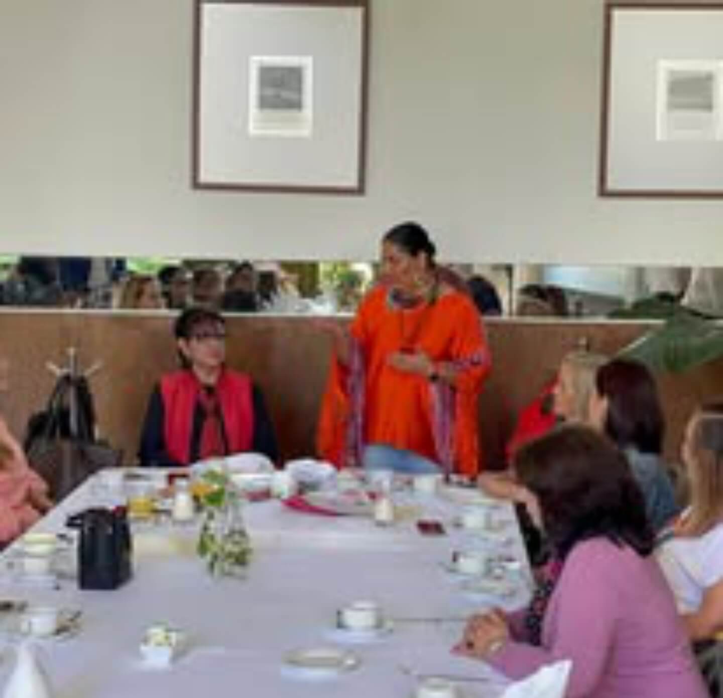 Momento emotivo entre mujeres de la comunidad